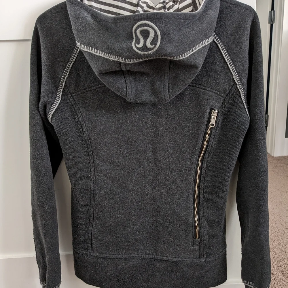 Good used condition Lululemon Scuba hoodie - Picture 5 of 5